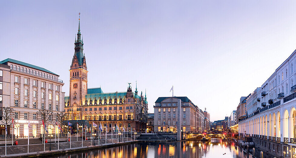 Die kleine Alster in Hamburg mit Blick auf das Rathaus bei Dämmerung